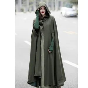Elegante lange olijfgroene wollen cape met capuchon voor dames gedragen door een model