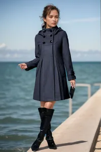 Elegante marineblauwe wollen jas voor dames met capuchon en een stijlvol dubbelknoops design