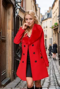 Elegante cappotto rosso doppiopetto in lana da donna con lussuoso grande collo in pelliccia.