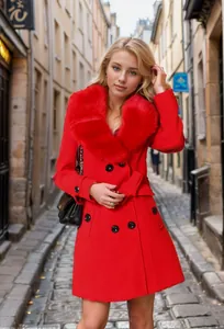 Vista dettagliata del cappotto invernale rosso da donna con ampio collo di pelliccia