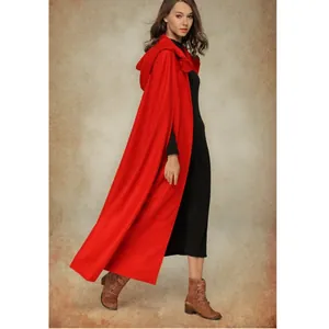 Detailweergave van lange rode wollen mantel met capuchon op model voor een winterlook