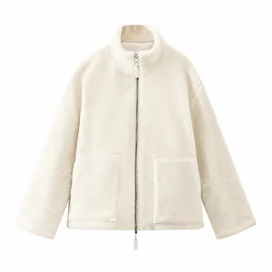 Detailopname van een wit sherpa fleecejack met een warme opstaande kraag en ritssluiting.