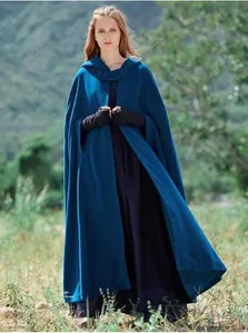 Lange blauwe mantel met capuchon voor dames in een schilderachtig berglandschap nu