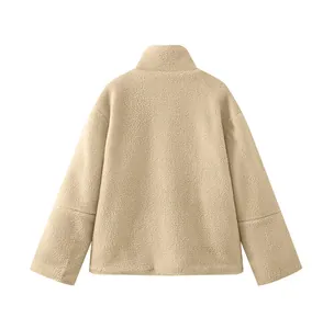 Gedetailleerd achteraanzicht van een beige sherpa fleece jas met warme hoge kraag.