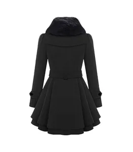 Vista trasera del abrigo de lana negro para mujer con cuello de piel y dobladillo acampanado
