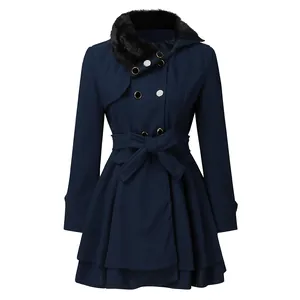 Elegante abrigo de lana azul marino con cuello de piel negra y dobladillo acampanado.
