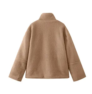 Achteraanzicht van een warme bruine sherpa fleece jas met opstaande kraag