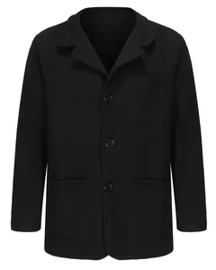 Vista frontale di una giacca casual da uomo nera minimalista con tre tasche capienti