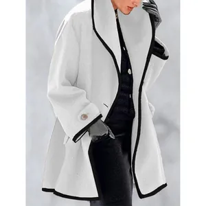Élégant manteau en laine blanc avec liseré noir contrasté et une coupe ample très confortable