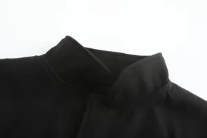 Primo piano del colletto alla coreana di una giacca casual da uomo nera con cuciture