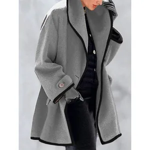 Détail de profil d'un manteau en laine gris oversize avec d'élégantes bordures noires