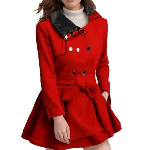 Elegante abrigo de lana roja con cuello de piel y cinturón, chaqueta de invierno entallada.