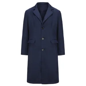 Vue de face d'un manteau long classique en laine bleu marine pour homme avec boutons élégants