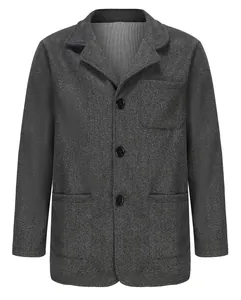 Vista frontale di una giacca casual da uomo grigio scuro con tre bottoni e tasche applicate