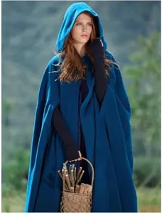 Elegante lange blauwe wollen cape met capuchon voor dames, fantasy stijl buiten