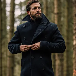 Vista dettagliata di un cappotto di lana blu navy da uomo con design doppiopetto nel bosco