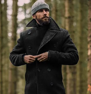 Dettaglio di un cappotto di lana nero doppiopetto da uomo indossato in un bosco