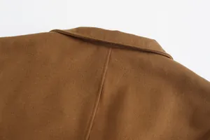 Detailansicht eines braunen Herren-Wollmantels mit Fokus auf Kragen und Stoffqualität