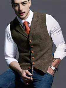 Détail d'un gilet en tweed marron à carreaux pour homme avec boutons à simple boutonnage