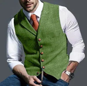 Détail d'un gilet vert à carreaux pour hommes, coupe ajustée, avec boutons marrons élégants
