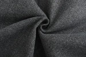 Vista macro dettagliata della spessa trama in lana grigio scuro di una giacca da uomo