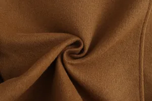 Makro-Detail der dicken Textur eines braunen Wollmischgewebes für Herren-Wintermäntel