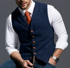 Élégant gilet homme cintré à carreaux bleu foncé avec des boutons à l'aspect bois