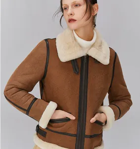 Detail van bruin shearling jack voor dames met een crème bontkraag en stijlvolle zwarte bies