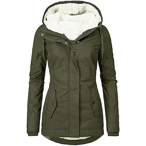 Vista frontale del parka invernale da donna verde oliva con calda fodera in pile