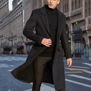 Gros plan sur le revers élégant et la texture en laine d'un manteau classique noir pour hommes
