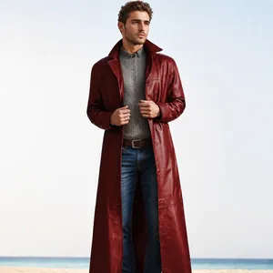 Herren-Trenchcoat aus weinrotem PU-Leder in voller Länge vor Strandhintergrund.