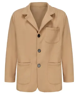 Dettaglio di un blazer casual kaki da uomo con rever e chiusura a tre bottoni metallici.