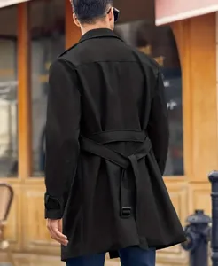 Vista trasera de gabardina negra entallada para hombre con cinturón ajustable.