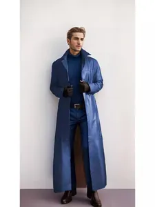 Professionelle Ganzkörperaufnahme eines modischen, schmal geschnittenen blauen PU-Ledermantels