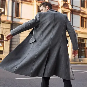 Vista posteriore di un uomo che indossa un classico cappotto lungo di lana grigio stile inglese