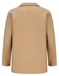 Vista posteriore di una giacca casual da uomo color cammello con dettagli del colletto.