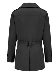 Vista posterior detallada de una gabardina negra para hombre entallada con cinturón