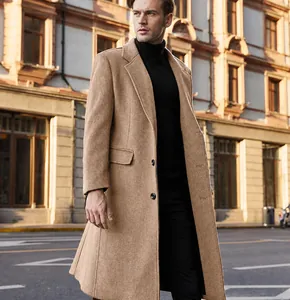 Elegante cappotto lungo da uomo in lana stile britannico in un ambiente urbano professionale