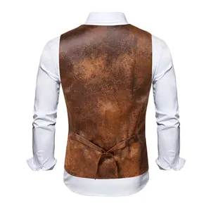 Dettaglio posteriore gilet vintage in pelle marrone da uomo con cinturino.