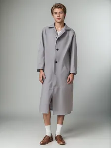 Vollansicht eines langen grauen Herren-Trenchcoats aus PU-Leder in einem Studio