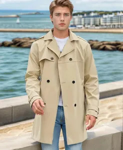 Vista detallada de gabardina beige de doble botonadura para hombre con corte entallado