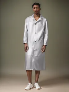 Detail der Silhouette eines glänzenden silbernen Trenchcoats mit Materialstruktur