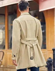 Vista posterior de gabardina clásica para hombre en color caqui con cinturón ajustable