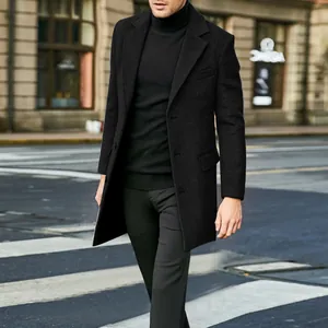 Vista dettagliata di un cappotto di lana nero stile britannico da uomo di alta qualità.