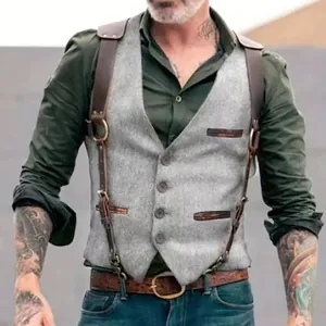 Dettaglio di un gilet da uomo retrò in tweed grigio con finiture in pelle e fibbie