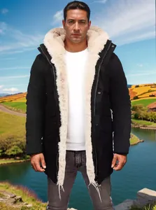 Vooraanzicht van een heren winterparka met dikke voering van imitatiebont en capuchon.