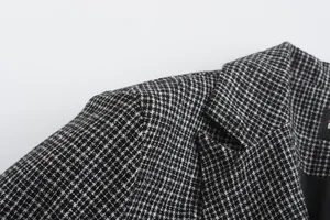 Λεπτομέρεια του ασπρόμαυρου μοτίβου houndstooth σε ανδρικό casual σακάκι κοστουμιού