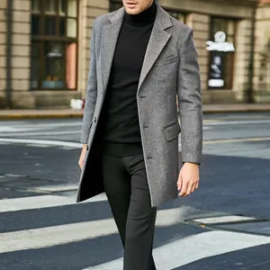 Primo piano di un classico cappotto di lana grigio da uomo con revers in ambiente urbano