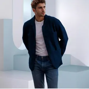 Giacca casual blu navy da uomo in studio minimalista, capospalla moderno alla moda