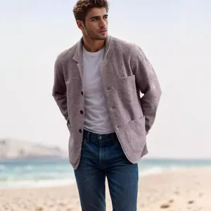 Elegante giacca casual da uomo in malva grigiastro su uno sfondo di spiaggia scenografica